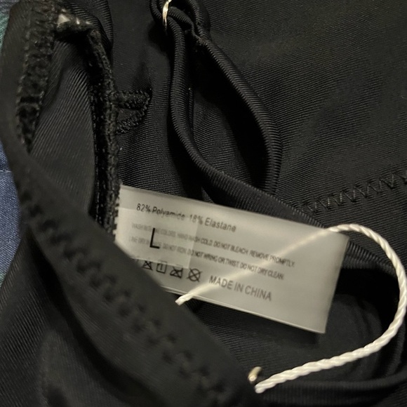 NWT tie in back bikini top with adjustable straps and removable pads - Picture 5 of 8